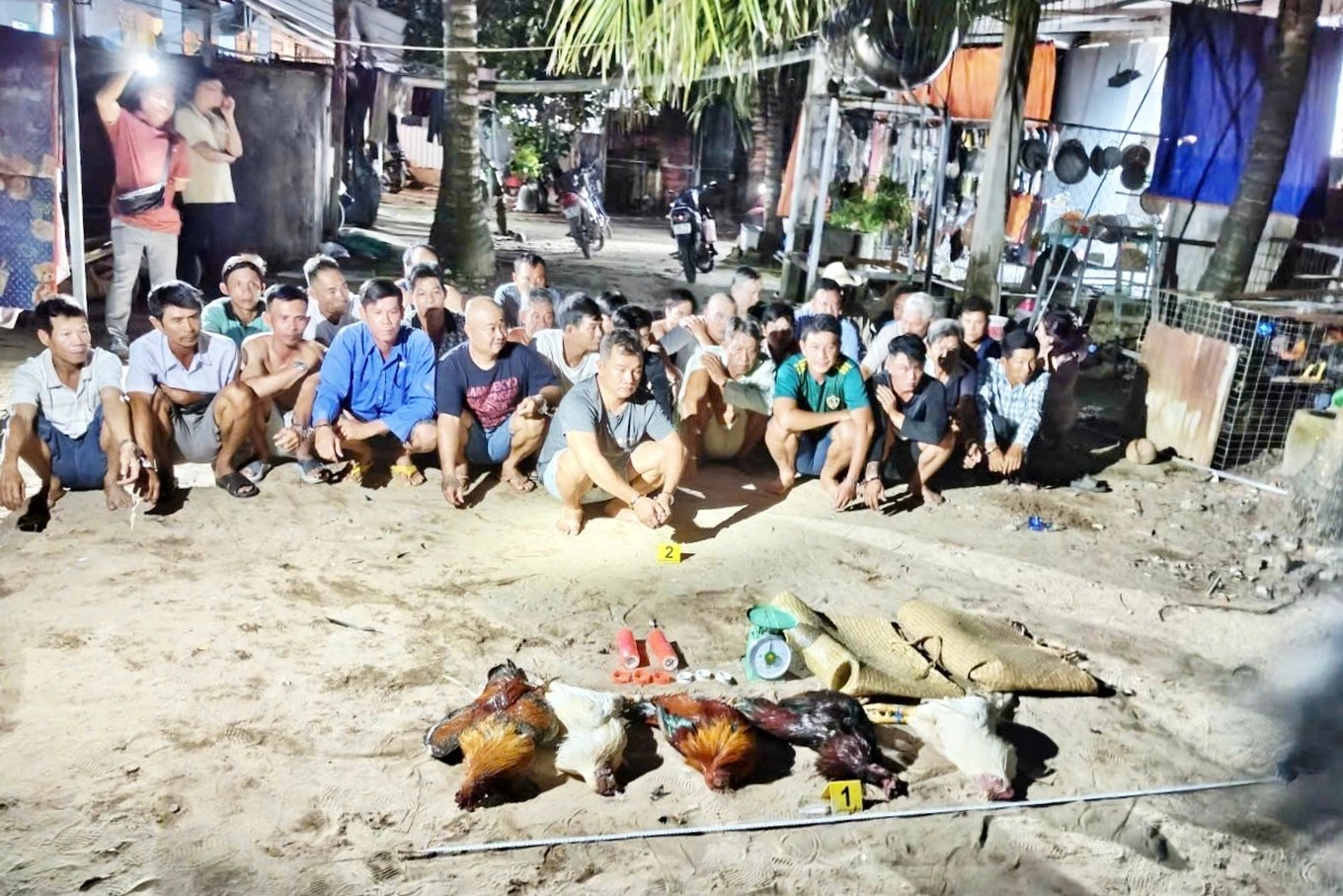 16-1781575504-hai-anh-em-ruot-cam-dau-duong-day-da-ga-an-tien-quy-mo-lon-o-phu-quoc