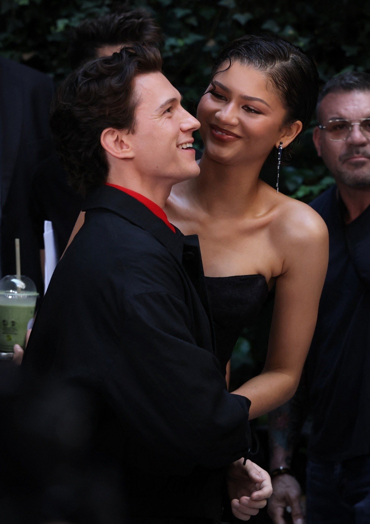 17-1781661022-nguoi-nhen-tom-holland-chinh-thuc-xac-nhan-ket-hon-voi-zendaya-he-lo-su-that-ve-dam-cuoi-bi-mat