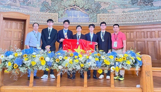 5 học sinh thi EuPhO 2026 cùng các thầy trưởng, phó đoàn. Ảnh: Nhân vật cung cấp