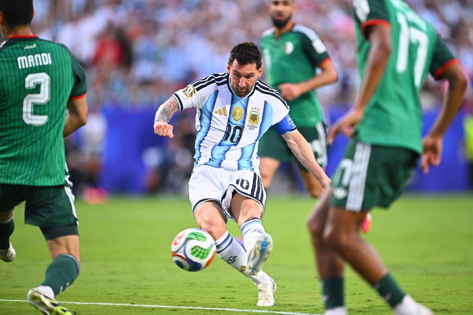 17-1781667631-messi-lap-hat-trick-can-bang-ky-luc-ghi-ban-o-world-cup-argentina-thang-dam-ngay-ra-quan