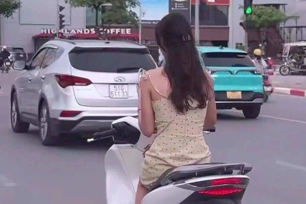 17-1781710079-su-dung-dien-thoai-khi-lai-xe-may-co-gai-tre-bi-phat-nang-tu-clip-cua-nguoi-dan