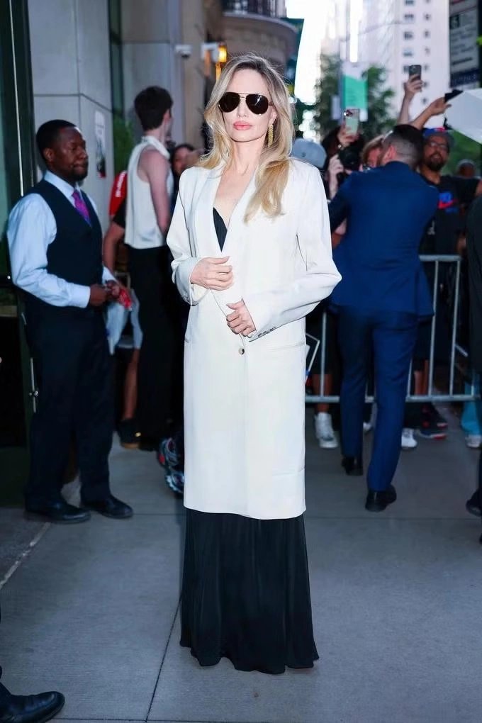 17-1781712741-angelina-jolie-rang-ro-tai-xuat-giua-bao-truyen-thong-ve-viec-cac-con-bo-ho-bo