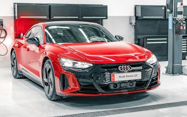SUV điện Audi Q8 e-tron giá từ 3,8 tỉ đồng tại Việt Nam