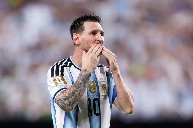 19-1781835794-gia-dinh-cong-bo-thong-tin-ve-suc-khoe-cua-bo-messi-he-lo-nguyen-nhan-dang-sau-nuoc-mat-tran-ra-quan