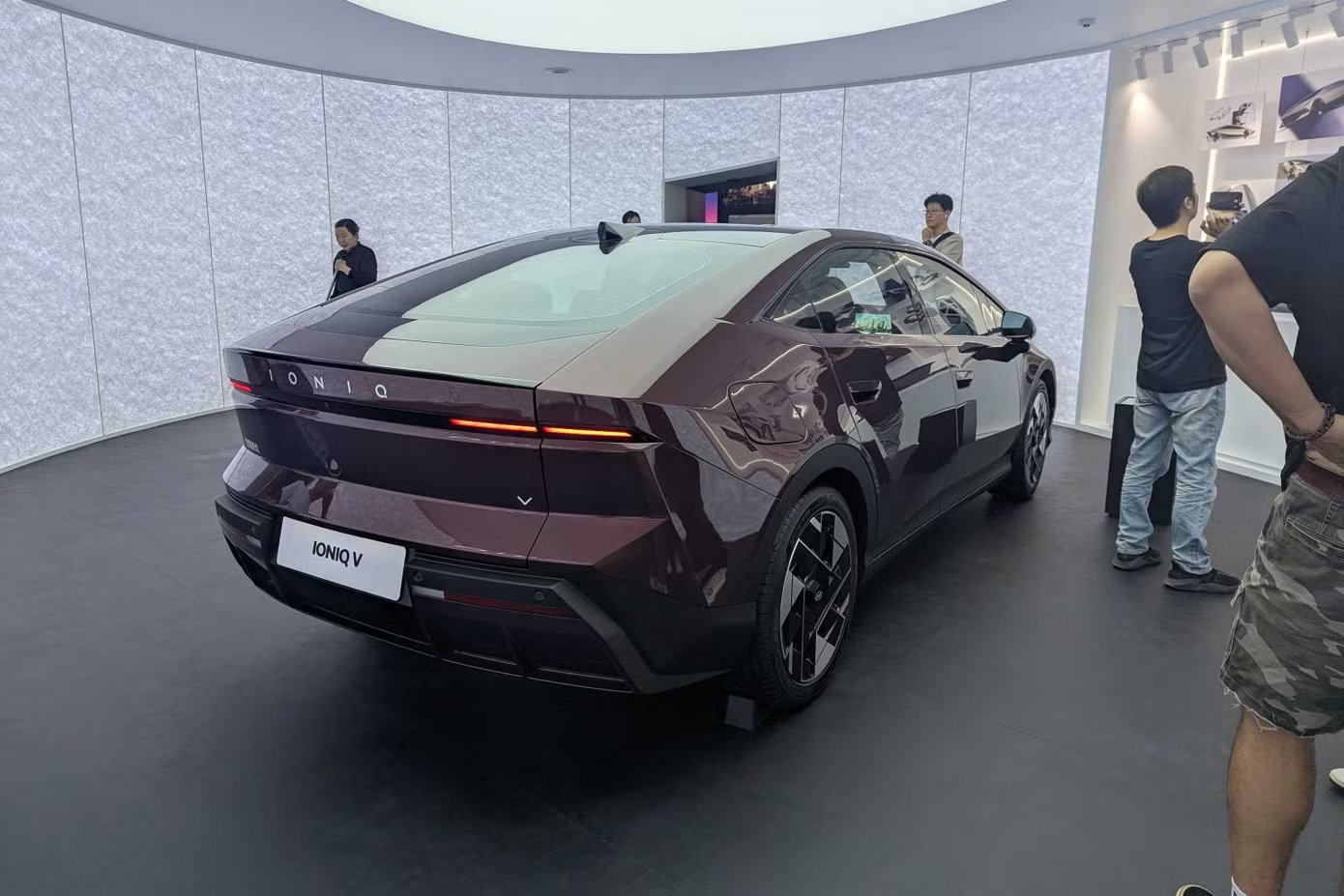 19-1781853239-hyundai-ioniq-v-lo-them-thong-so-pin-khong-lon-nhung-tam-van-hanh-gay-chu-y