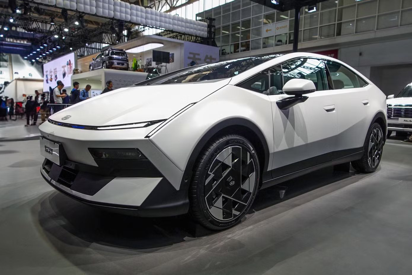 19-1781853239-hyundai-ioniq-v-lo-them-thong-so-pin-khong-lon-nhung-tam-van-hanh-gay-chu-y