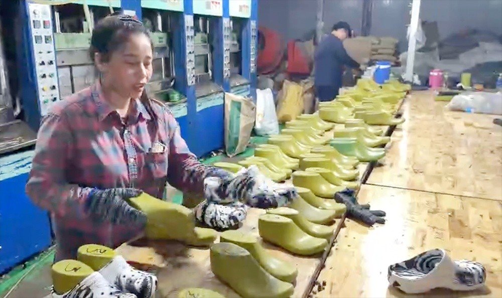 20-1781930243-triet-pha-duong-day-lam-dep-gia-nhan-hieu-crocs-quy-mo-lon-hai-nguoi-bi-khoi-to