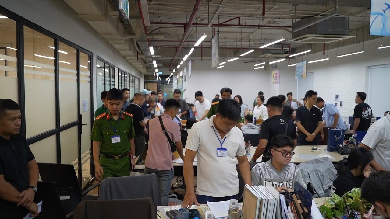 20-1781945232-sap-bay-hop-dong-ky-nghi-nguoi-phu-nu-bi-nhom-nhan-vien-meli-club-phoi-hop-bao-sach-5-ty-dong