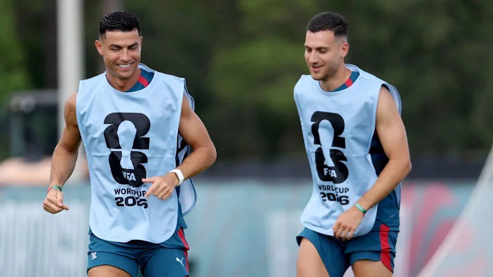 21-1782049151-diogo-dalot-cang-chiu-ap-luc-lon-ronaldo-cang-xuat-sac