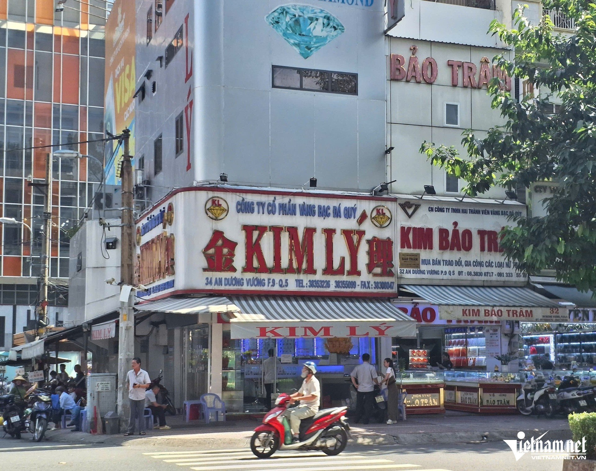 22-1782087918-thi-truong-kim-cuong-chao-dao-nhieu-cua-hang-dong-cua-niem-tin-nguoi-mua-lung-lay