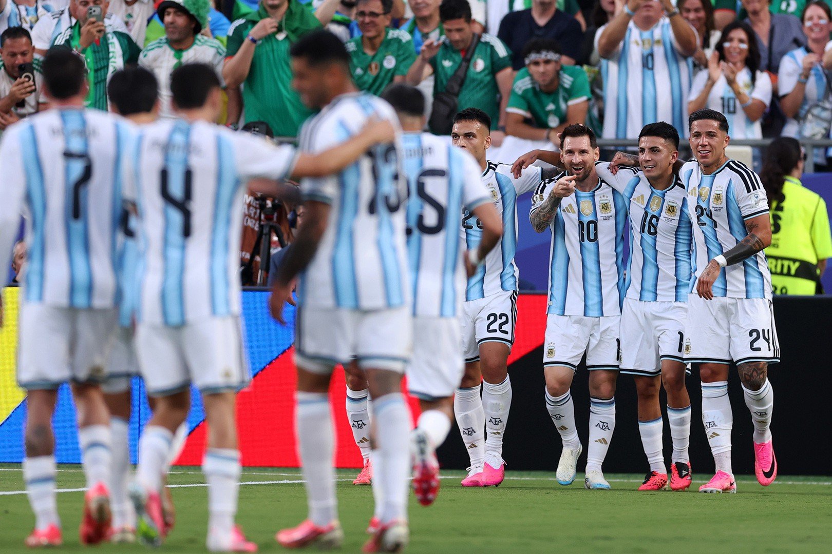 22-1782095947-nhan-dinh-bong-da-argentina-vs-ao-messi-huong-toi-cot-moc-lich-su