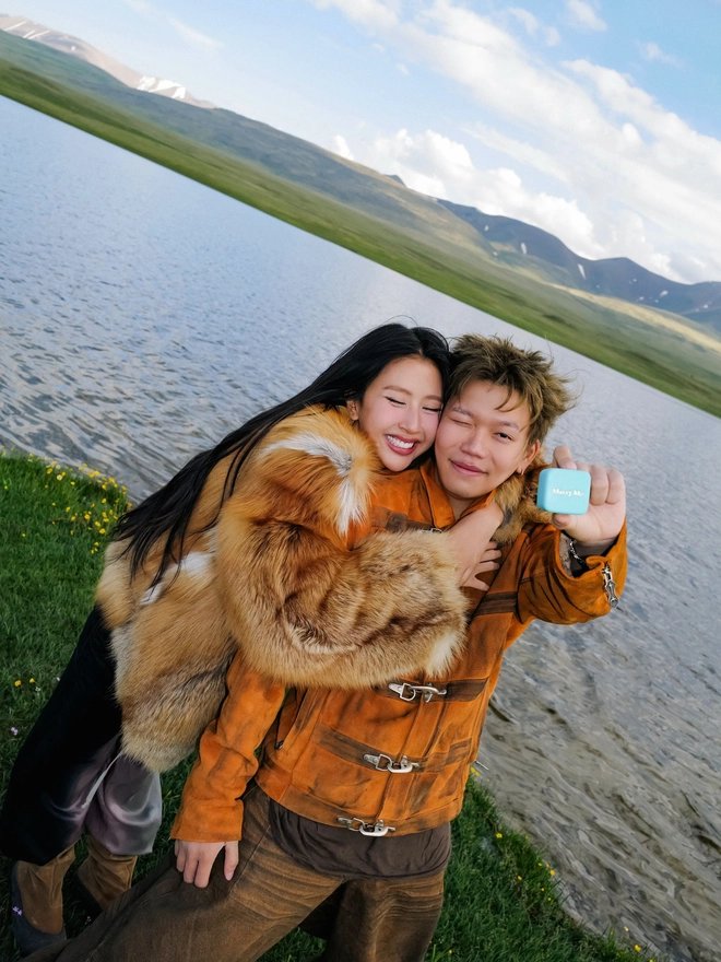 22-1782110705-quynh-anh-shyn-khoe-khoanh-khac-duoc-ban-trai-cau-hon-tai-kyrgyzstan