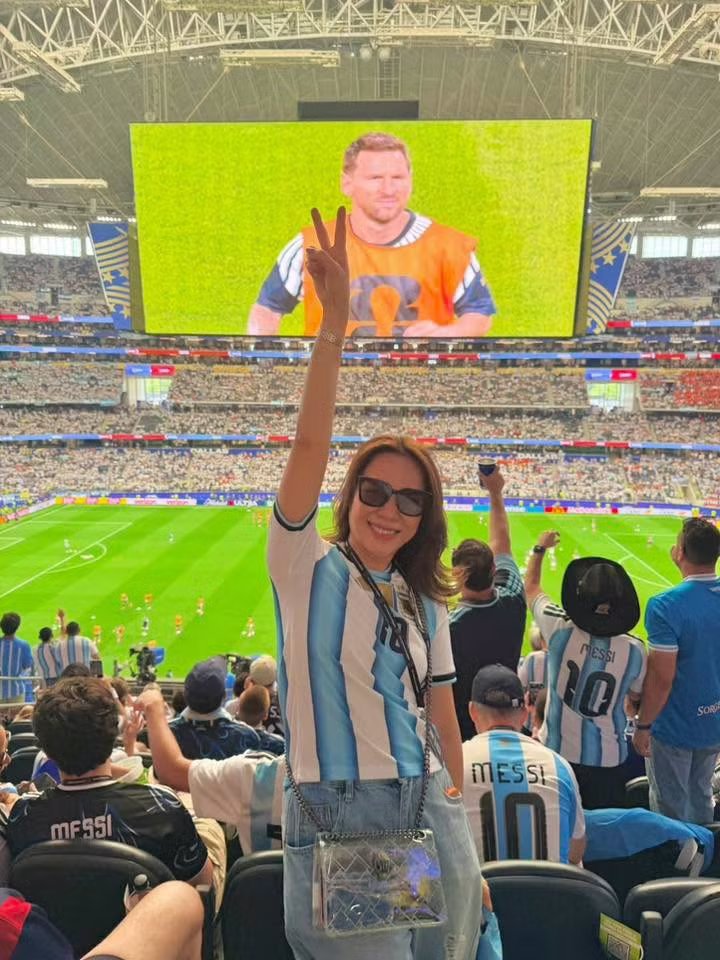 23-1782180643-ca-si-my-tam-vo-oa-tren-khan-dai-my-truc-tiep-chung-kien-messi-lap-sieu-ky-luc-world-cup