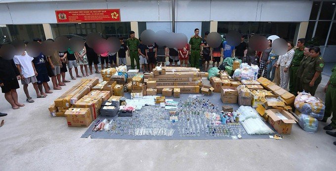 30 nghi can bị cảnh sát bắt vì liên quan đến đường dây ma túy. Ảnh: Công an TP HCM