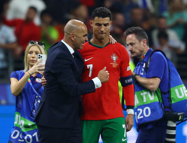 23-1782204442-alan-shearer-hlv-roberto-martinez-khong-dam-loai-cristiano-ronaldo