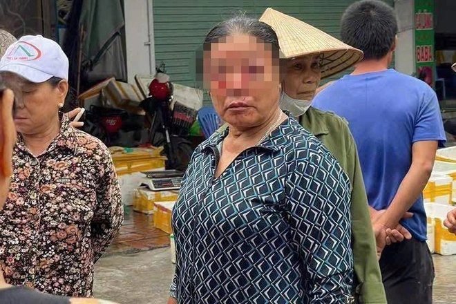 23-1782225931-chu-quan-hai-san-len-tieng-sau-vu-xit-nuoc-khien-ba-ban-rau-chan-thuong-mat