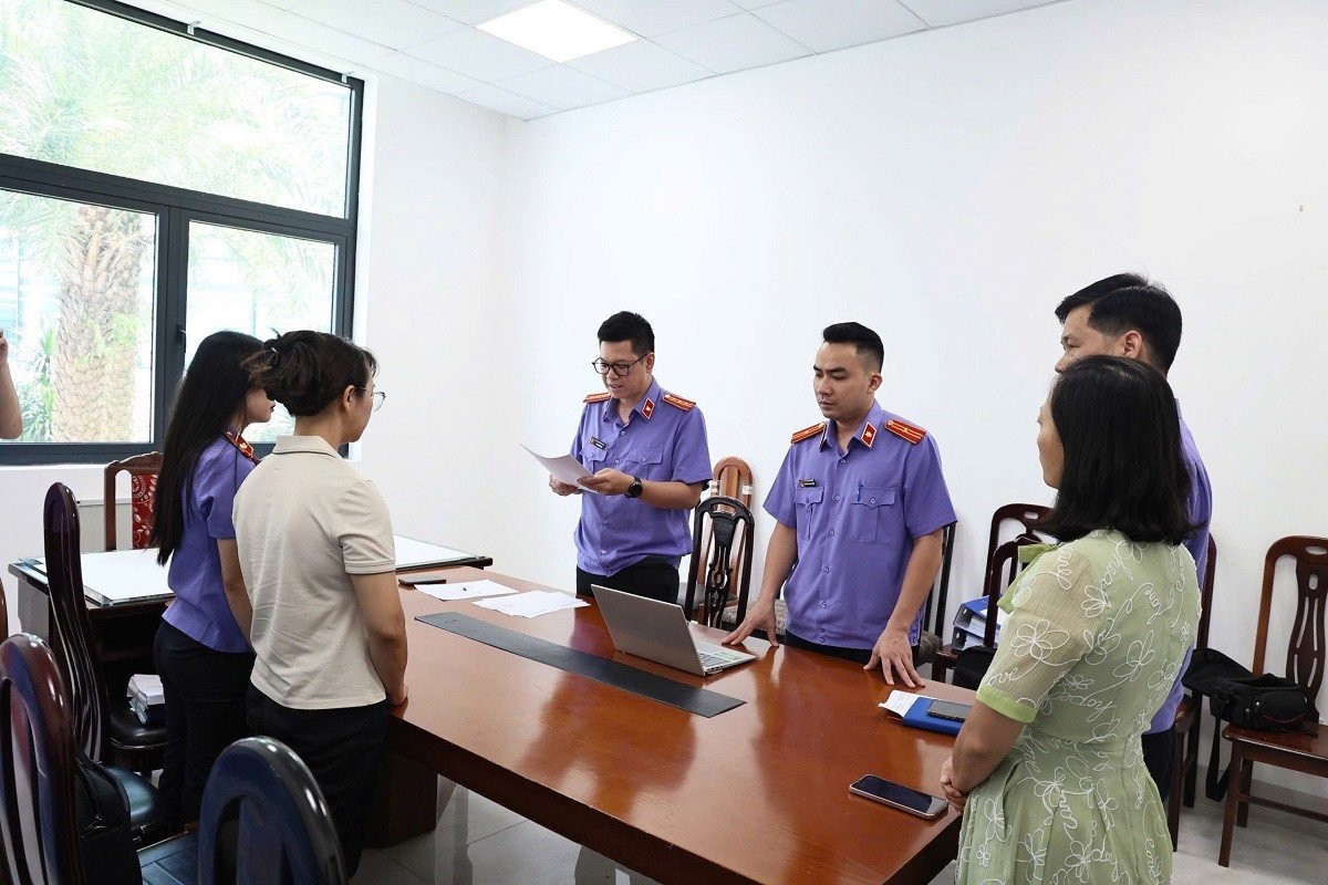 24-1782298819-nguyen-nu-kiem-sat-vien-vksnd-tp-ha-noi-bi-bat-giam-vi-bo-lot-khoan-tien-danh-bac-hon-89-ty-dong
