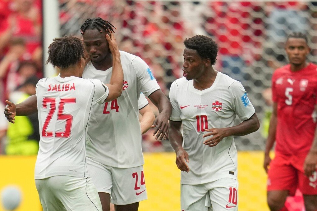 Promise David (giữa) mừng bàn rút ngắn tỷ số cùng Nathan Saliba (trái) và Jonathan David trong trận Canada thua Thụy Sĩ 1-2 ở lượt cuối bảng B World Cup 2026 trên sân BC Place, Vancouver, ngày 24/6. Ảnh: AP