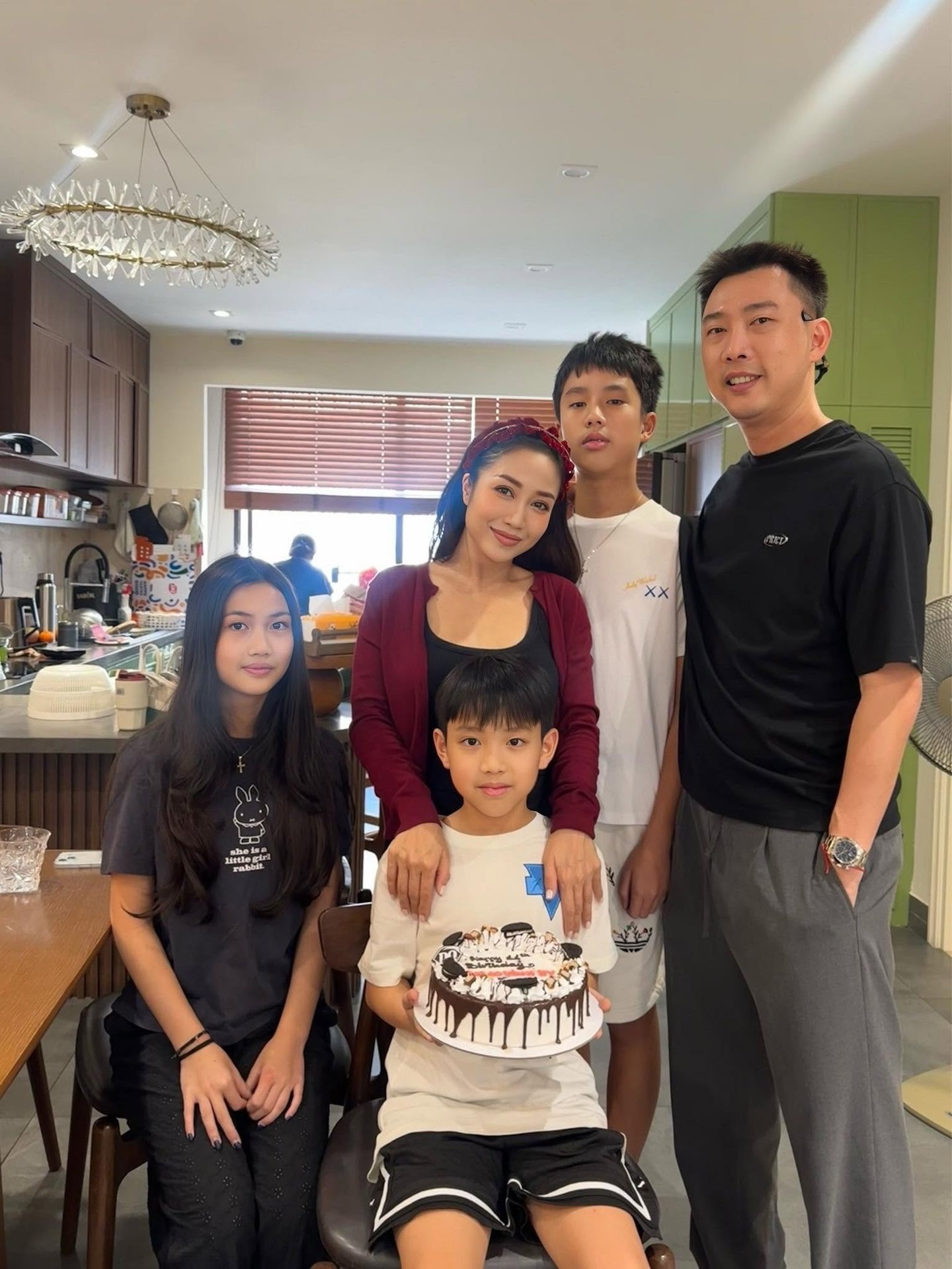 25-1782370478-cuoc-song-hien-tai-cua-oc-thanh-van-ra-sao-sau-khi-bat-ngo-cung-chong-con-xuat-hien-tai-uc