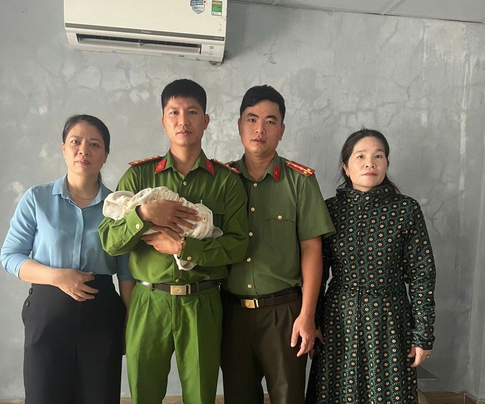 25-1782381985-quang-tri-phat-hien-be-trai-so-sinh-3-ngay-tuoi-bi-bo-roi-tai-ghe-da-nha-chua-kem-buc-thu-dam-nuoc-mat