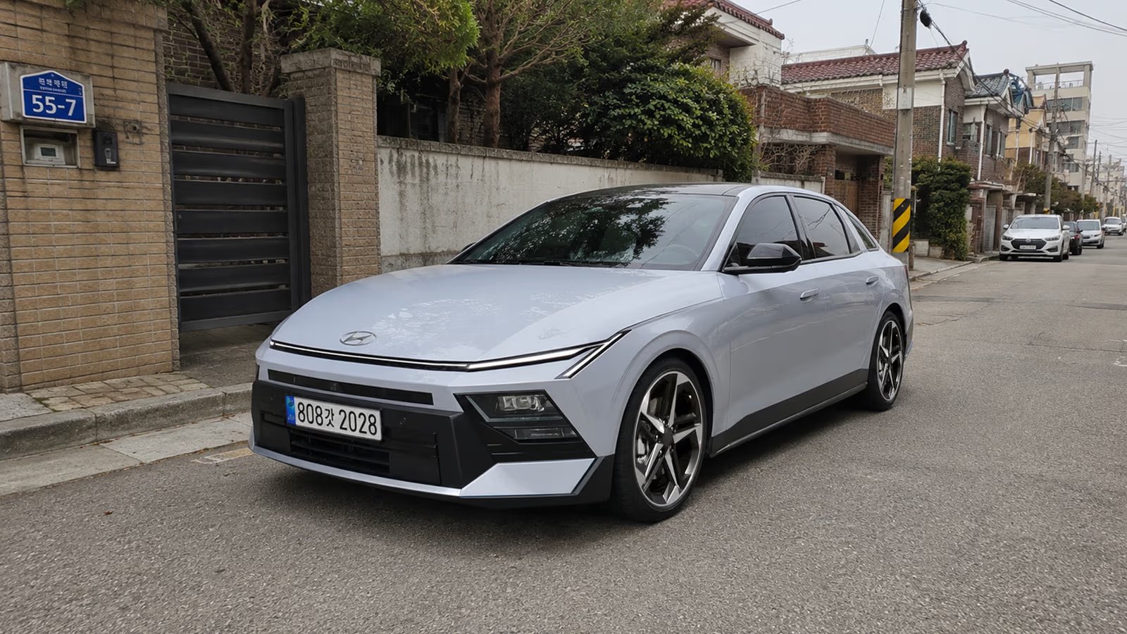 26-1782463687-hyundai-elantra-2027-chinh-thuc-ra-mat-thiet-ke-gay-tranh-cai-pleos-connect-tich-hop-ai-de-net-honda-civic