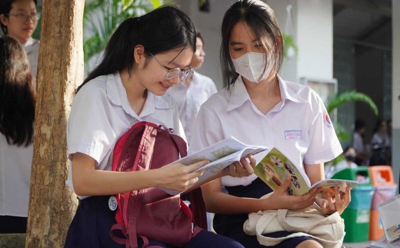 Nhiều phụ huynh rút hồ sơ ở trường tư về nộp trường công