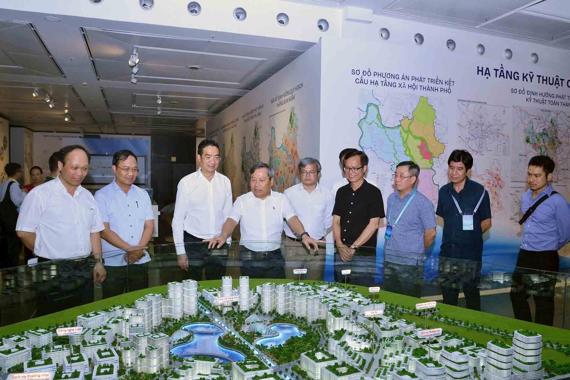 29-1782698586-nguoi-dan-co-the-truc-tiep-kham-pha-quy-hoach-tong-the-thu-do-ha-noi-tam-nhin-100-nam-tu-chieu-296