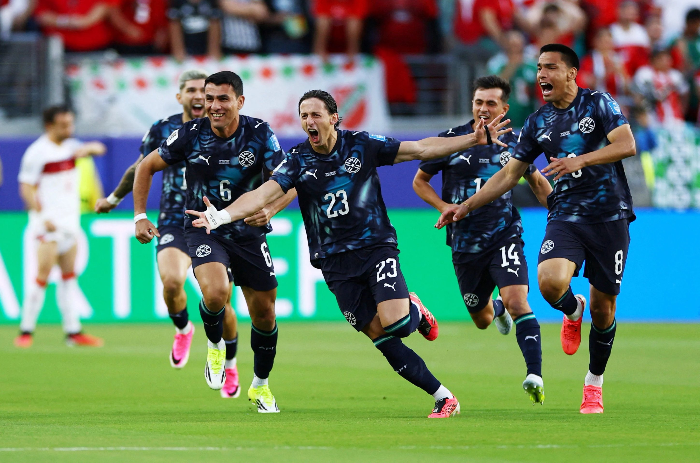 30-1782776175-doi-tuyen-duc-guc-nga-tren-cham-luan-luu-truoc-paraguay-cay-dang-chia-tay-world-cup-2026