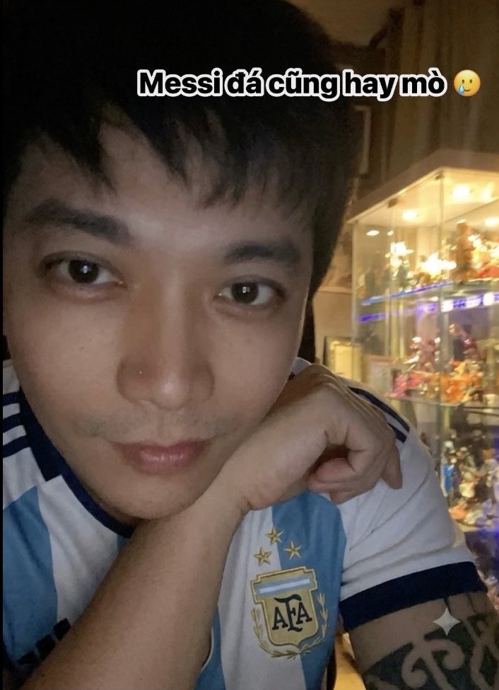 30-1782783736-bi-nem-da-du-doi-vi-lay-ao-in-ten-messi-lau-oto-ca-si-tim-voi-va-len-tieng-xin-loi
