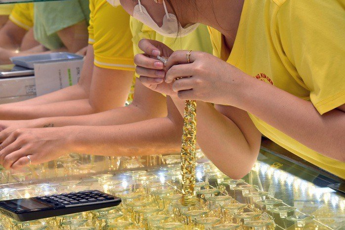 01-1782876415-gia-vang-lao-doc-nguoi-mua-dau-tuan-tam-lo-hon-5-trieu-dong-moi-luong