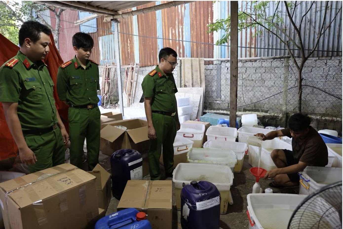 01-1782876730-triet-pha-dai-cong-xuong-san-xuat-dau-goi-sua-tam-gia-lien-tinh-thu-giu-gan-30000-san-pham
