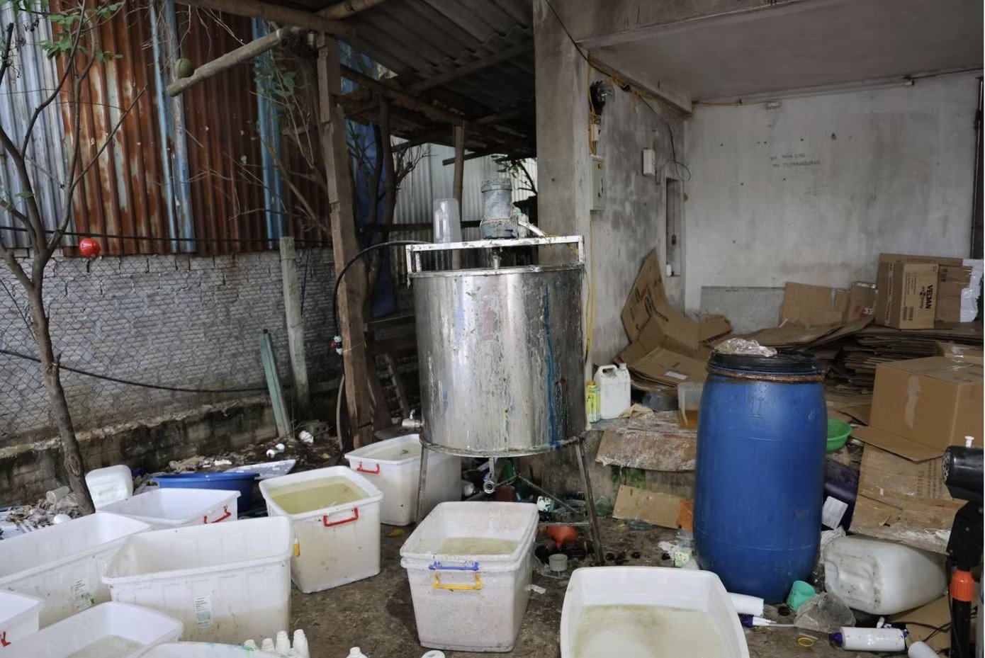 01-1782876730-triet-pha-dai-cong-xuong-san-xuat-dau-goi-sua-tam-gia-lien-tinh-thu-giu-gan-30000-san-pham