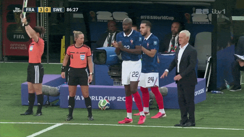 01-1782877944-hlv-deschamps-cui-dau-truoc-mbappe
