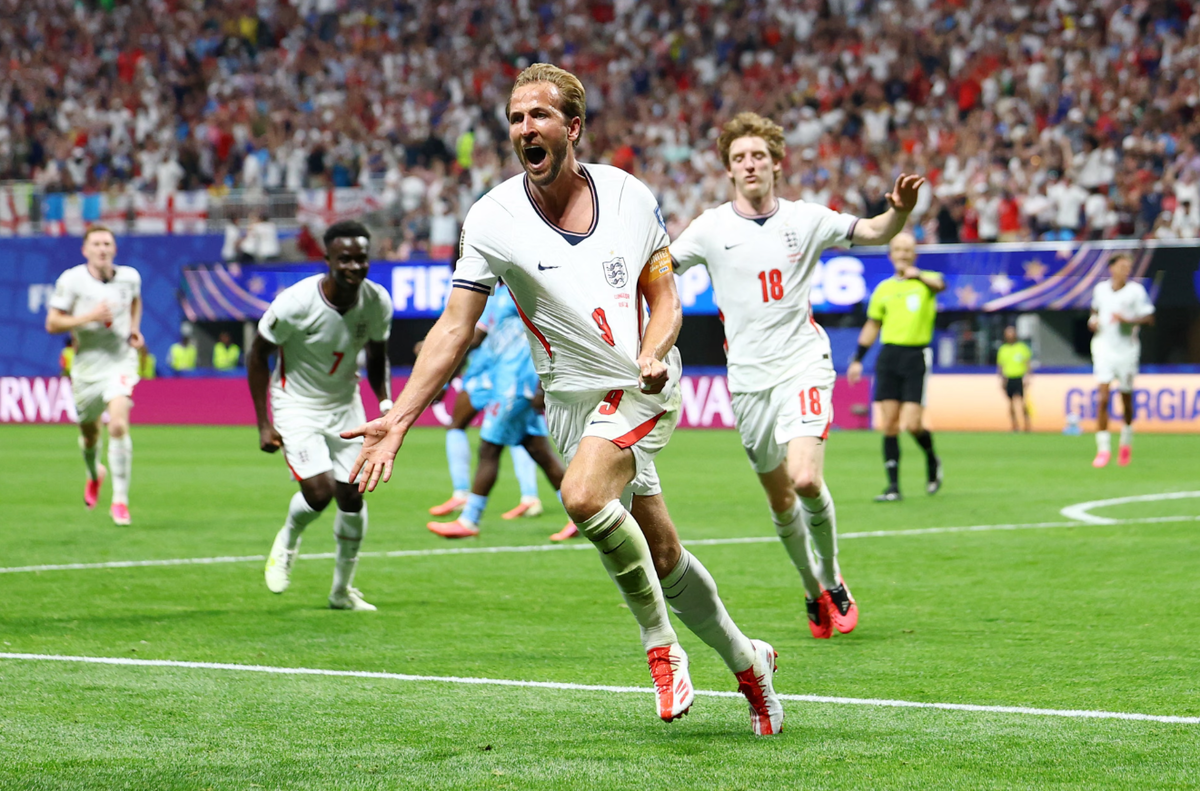 Kane mừng bàn ấn định chiến thắng 2-1. Ảnh: Reuters