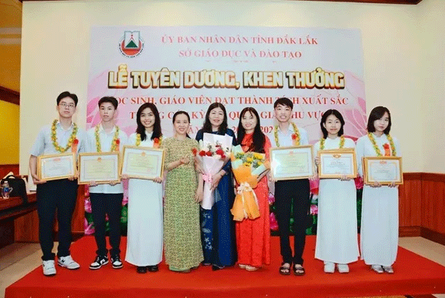 Nam-sinh-thi-lai-tot-nghiep-1