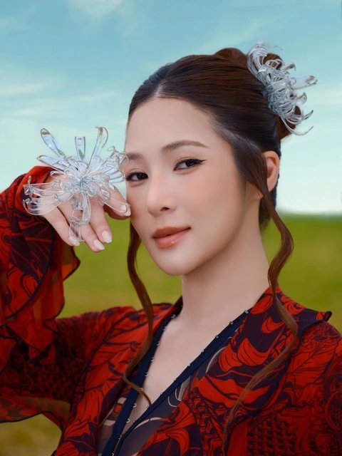 03-1783038059-huong-tram-tai-xuat-voi-hinh-anh-moi-nhung-van-doi-mat-lan-song-gay-tranh-cai