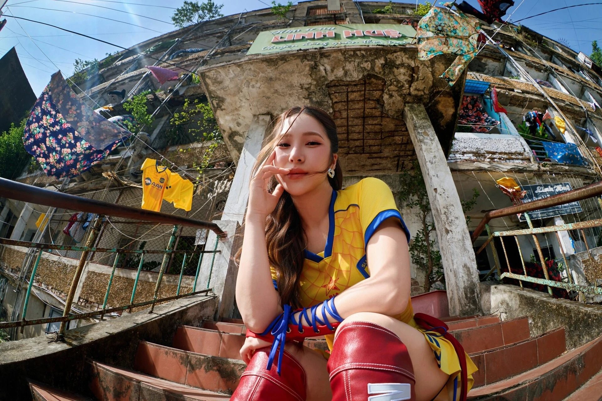 03-1783038059-huong-tram-tai-xuat-voi-hinh-anh-moi-nhung-van-doi-mat-lan-song-gay-tranh-cai