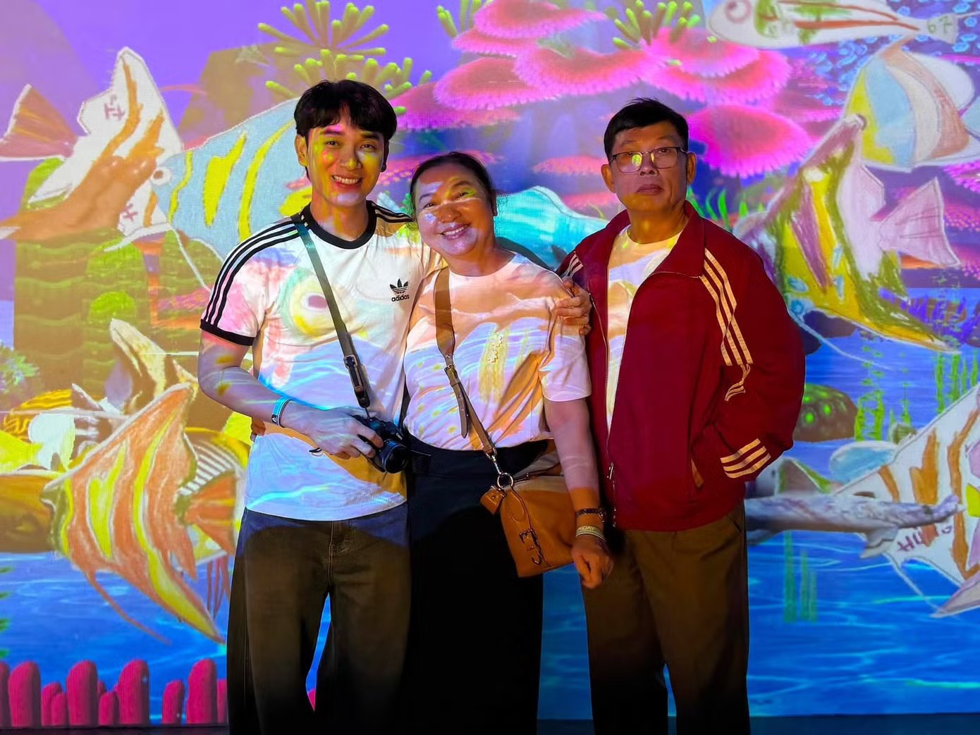 03-1783066659-khi-truc-nhan-lam-nhiep-anh-gia-cho-ba-me-bo-anh-du-lich-bong-hoa-series-hai