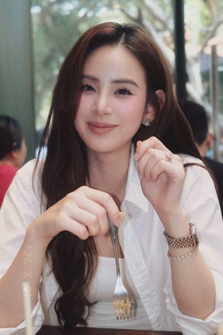 03-1783083433-huong-lien-kim-tae-hee-viet-nam-gay-sot-khi-vua-tot-nghiep-dai-hoc-vua-lam-dau-hao-mon