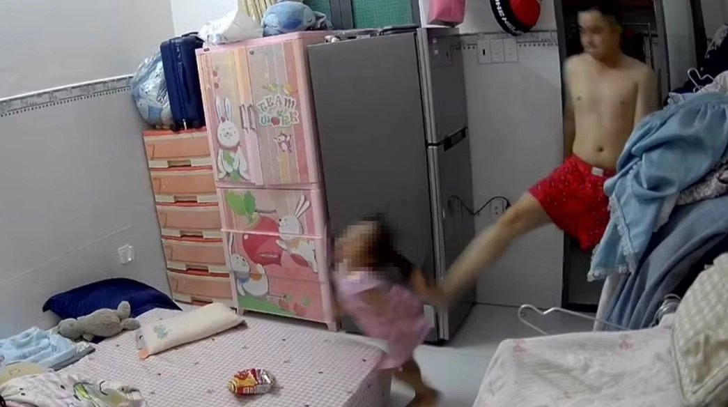 04-1783126002-phan-no-clip-be-gai-3-tuoi-bi-chong-ho-cua-me-bao-hanh-tan-nhan-tai-tphcm
