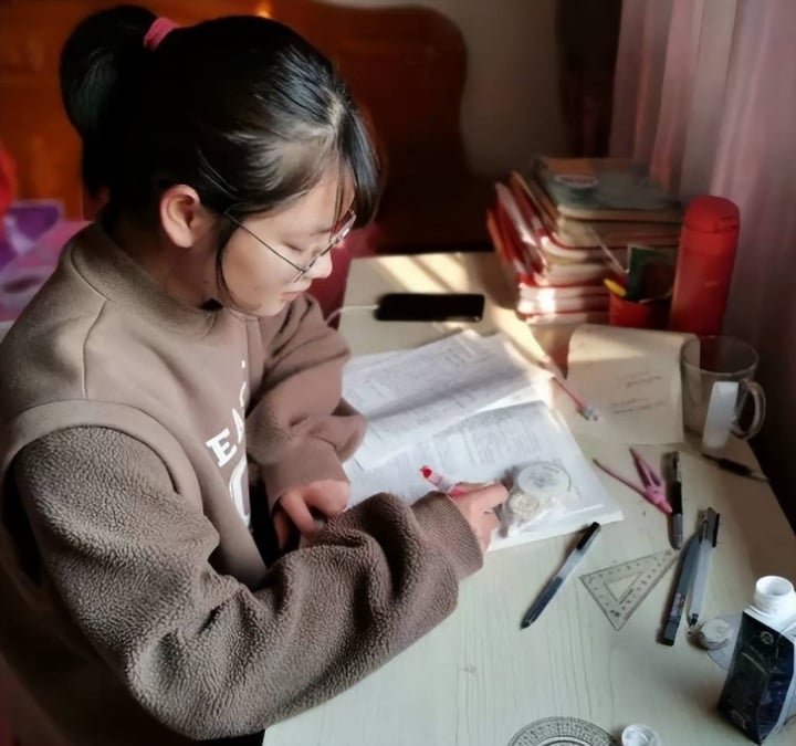 04-1783131570-xuc-dong-cau-chuyen-ong-bo-nhan-tin-luu-bang-chung-moi-sang-goi-con-luyen-thi-truong-chuyen