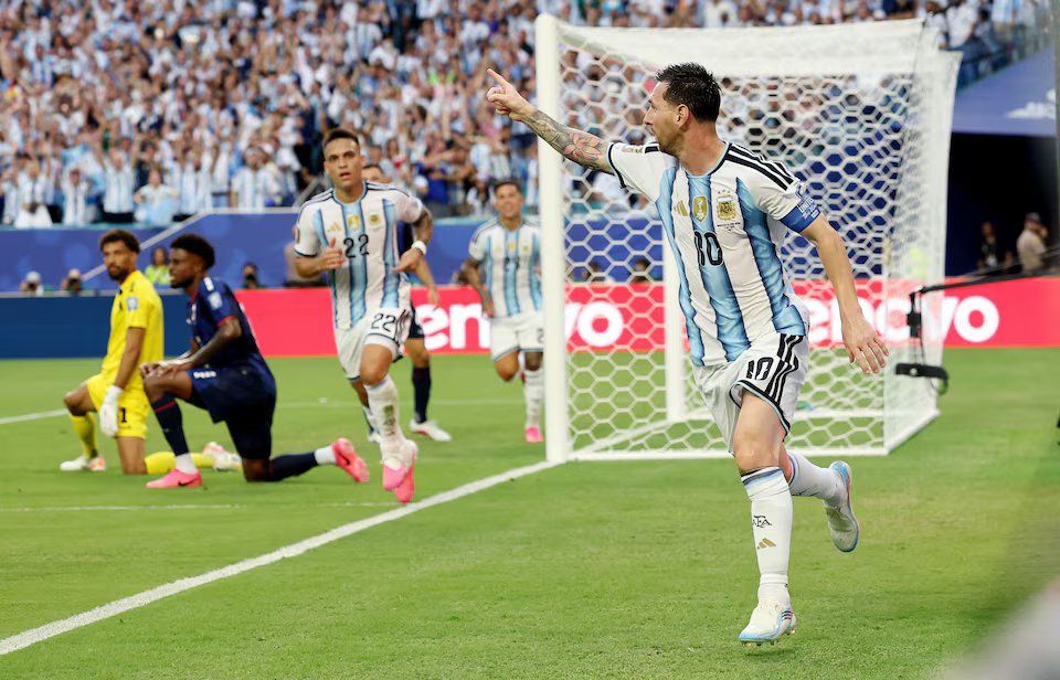 04-1783133247-messi-xo-do-loat-ky-luc-trong-ngay-argentina-vao-vong-18