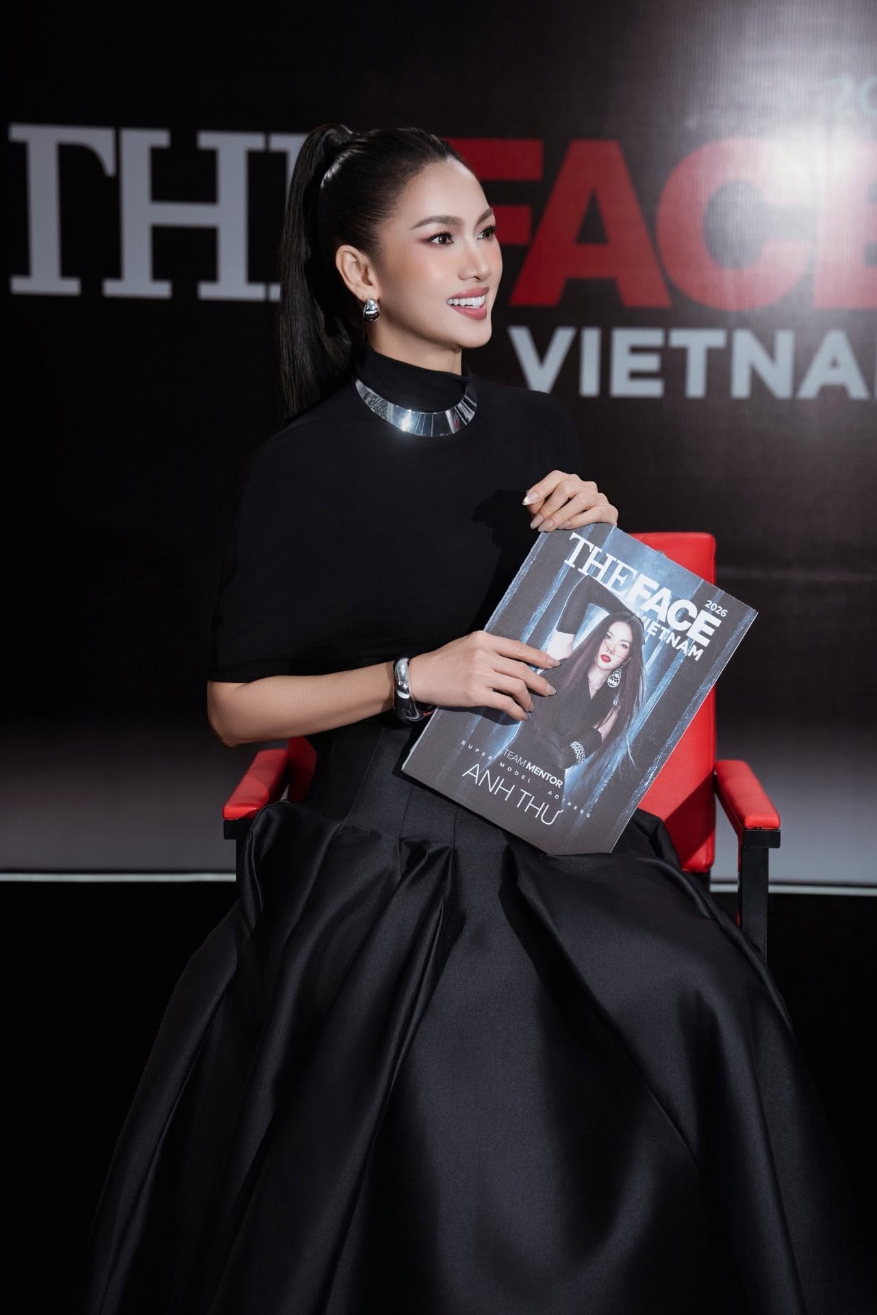 04-1783135630-sieu-mau-ha-anh-chi-trich-cach-lam-truyen-thong-cua-the-face-vietnam-2026-mentor-anh-thu-lien-dap-tra-gay-gat