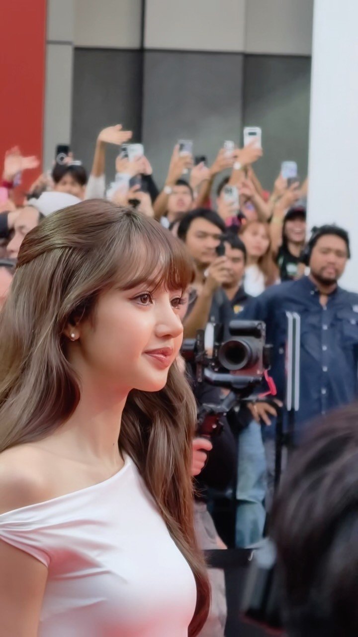 04-1783155880-lisa-blackpink-tai-xuat-quyen-ru-netizen-do-don-chu-y-va-chi-tiet-khac-la-nghi-dao-keo