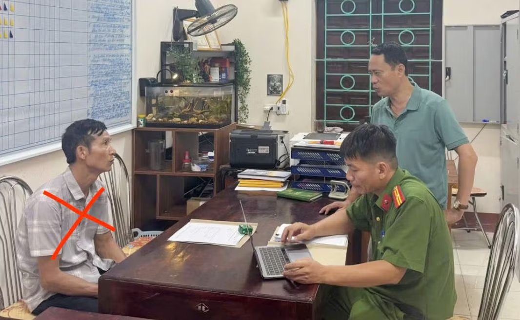 cong-an-xa-hien-quan-lay-loi-khai-doi-tuong-nguyen-tien-binh-ao-ke-xam.jpg