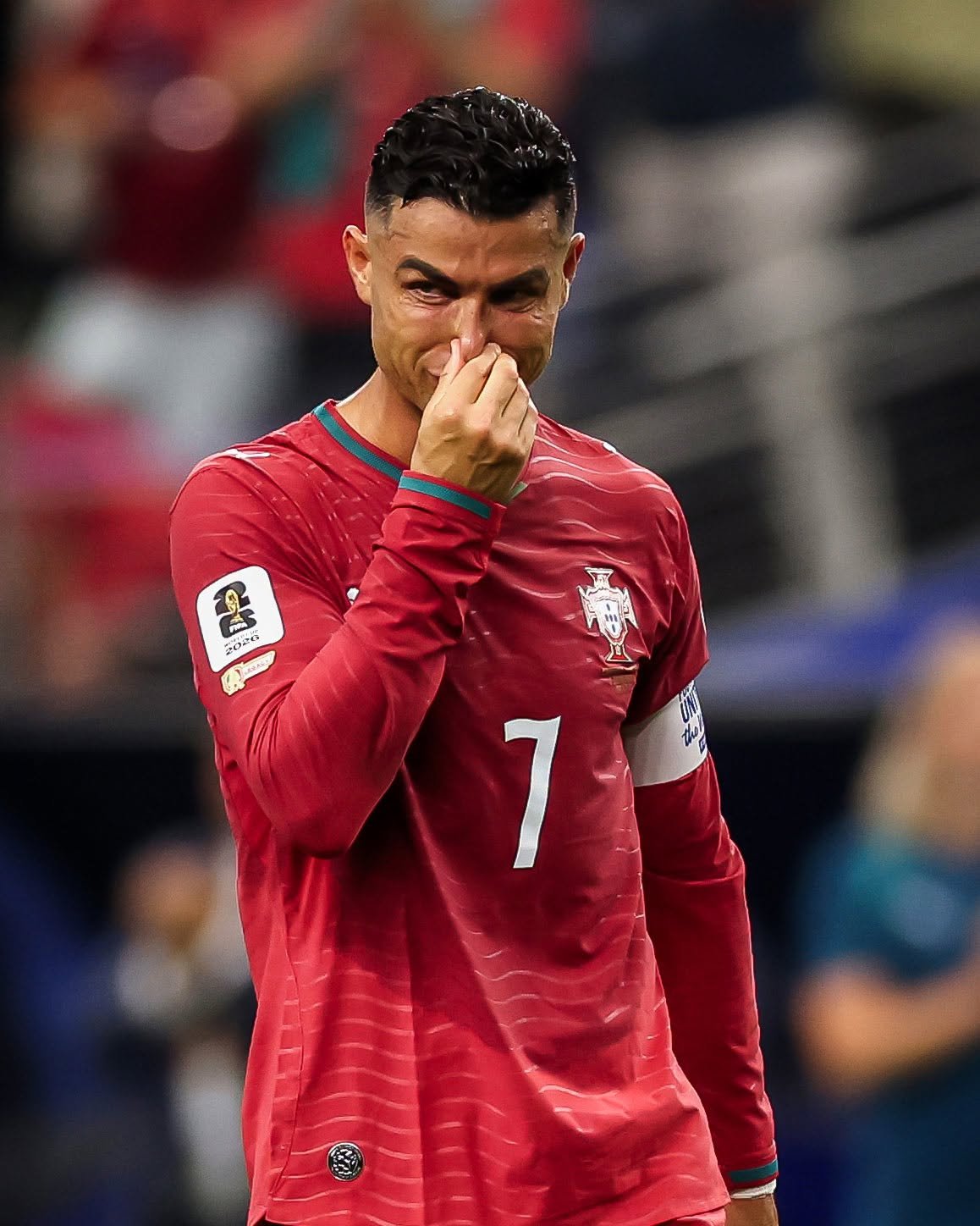 07-1783380223-ronaldo-bat-khoc-nuc-no-trong-ngay-chinh-thuc-chia-tay-giac-mo-world-cup
