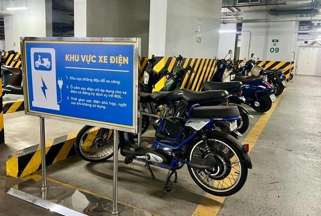 Sạc xe điện ở chung cư TP.HCM: Vì sao quy định chưa rõ ràng?