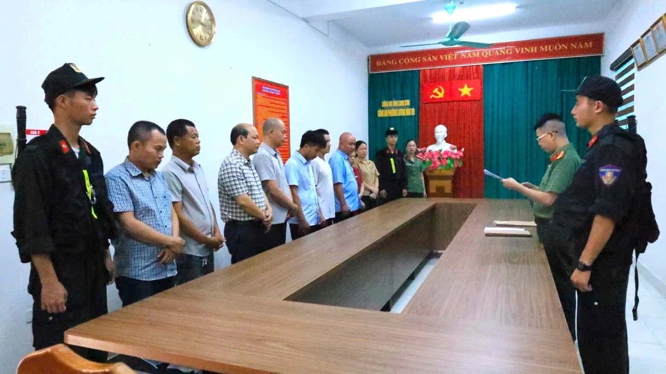 07-1783409137-lang-son-khoi-to-pho-chu-tich-xa-cung-bo-sau-12-nguoi-tham-o-gan-7-ty-dong-tien-cong-duc-den-bac-le
