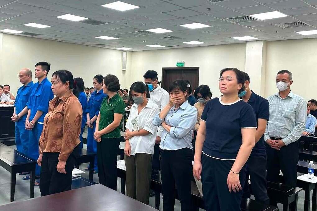 Ông Tô Tử Anh (sơ mi trăng, khẩu trang xanh) và các bị cáo tại tòa. Ảnh: Danh Lam