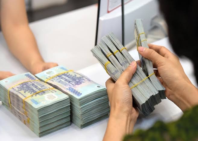 Người dân vẫn ùn ùn gửi tiền vào ngân hàng
